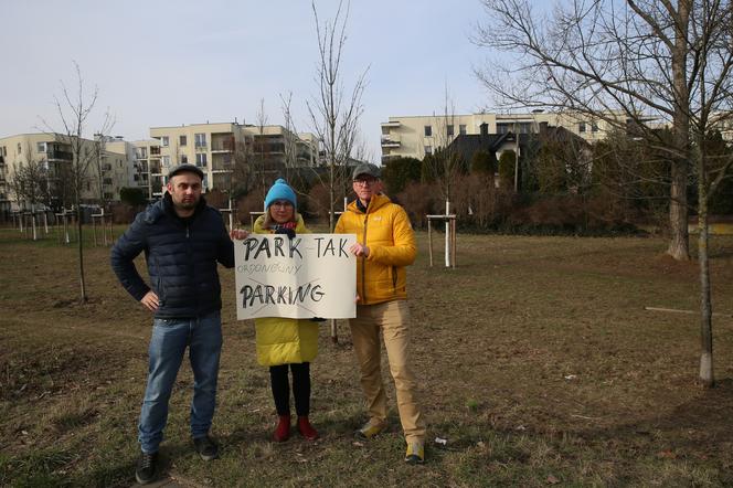 Urzędnicy chcą z zielonego skweru zrobić parking. Mieszkańcy wolą park