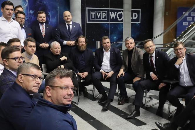 Gwiazdy TVP bronią stacji z politykami PiS