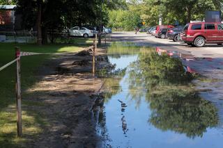 Osiedlowa ulica jest ciągle zalana. Mieszkańcy mają dość 