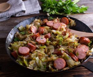 Kapusta smażona z kiełbasą - obiad low carb prosto z patelni