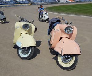 Osy kręciły kółka na stadionie żużlowym w Lesznie. Ogólnopolski zlot skuterów Osa Osieczna-Leszno 