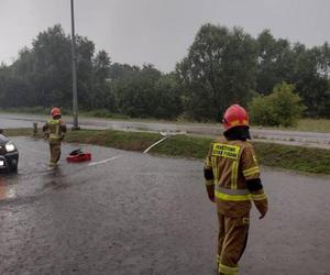 Nawałnice i burze w Świętokrzyskiem. Ponad 200 interwencji strażaków. Droga w Ćmielowie całkowicie zniszczona [ZDJĘCIA].