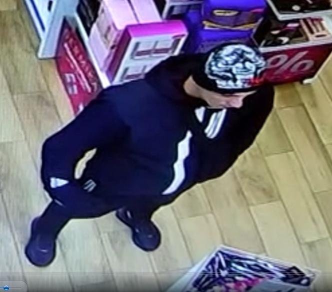 Okradł drogerię w Toruniu. Rozpoznajesz go? Powiadom policję!