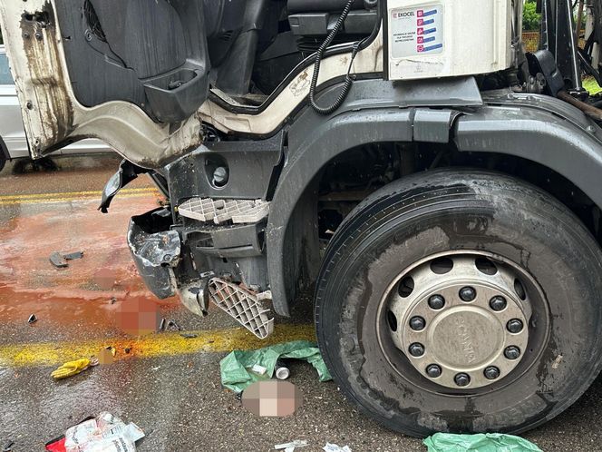 Dramatyczny wypadek w Warszawie. Młody kierowca śmieciarki wyleciał przez okno po zderzeniu z tramwajem