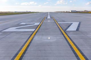 Lotnisko Rzeszów Jasionka już po kapitalnym remoncie drogi startowej. Modernizacja zakończona trzy tygodnie przed terminem