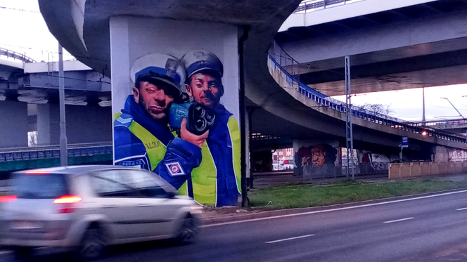 Mural z policjantami na filarze Trasy Zamkowej