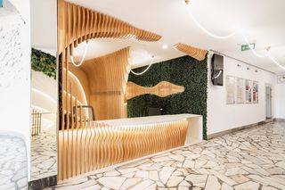 Galeria pod Plafonem i strefa wejściowa Dolnośląskiej Biblioteki Publicznej na rynku