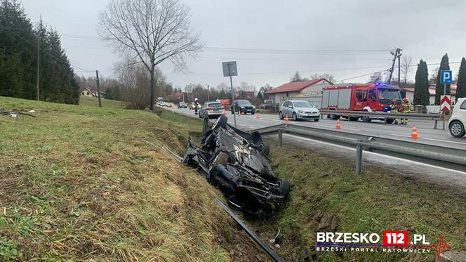 Dachowanie bmw w Tworkowej. Kierowca w stanie ciężkim trafił do szpitala