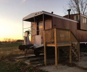 Ojciec z córką przekształcili wagon z 1973 r. w miniapartament. Zajrzyjmy do środka!