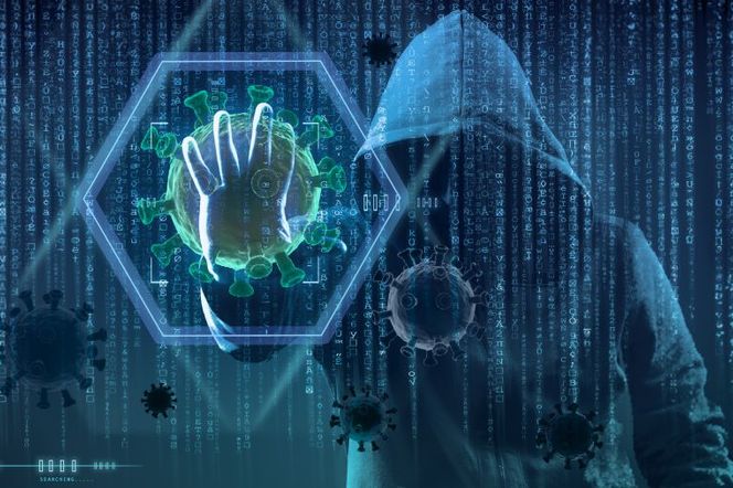Postać w kapturze na tle deszczu binarnych cyfr, symbolizująca hakera lub anonimowego sprawcę, dotyka dłonią wirtualny model koronawirusa SARS-CoV-2 w heksagonalnej ramce, co odnosi się do teorii spiskowych o pochodzeniu wirusa, o których można przeczytać na Poradnik Zdrowie.