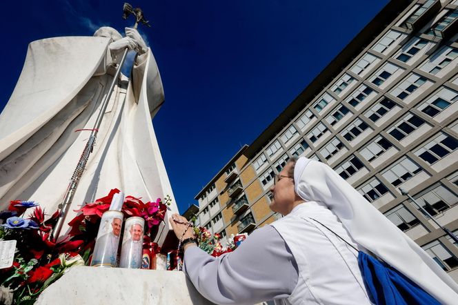 Wierni modlą się za papieża Franciszka. Tłum pod kliniką Gemelli w Watykanie