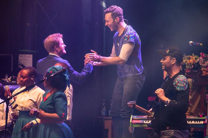 Książę Harry na scenie z Coldplay
