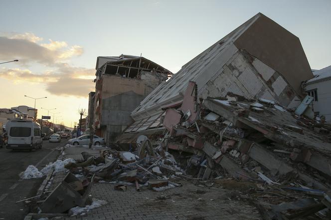 Już 16 tysięcy ofiar trzęsienia ziemi. Tak wygląda krajobraz po katastrofie
