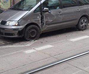 Łódź. Tramwaje wykoleił się na Legionów. Staranował trzy pojazdy [ZDJĘCIA].