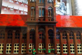 Ratusz Staromiejski z klocków lego. Muzeum Okręgowe w Toruniu prezentuje piękny eksponat