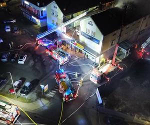 Pożar w Żorach. 30 osób ewakuowanych z mieszkań i firm