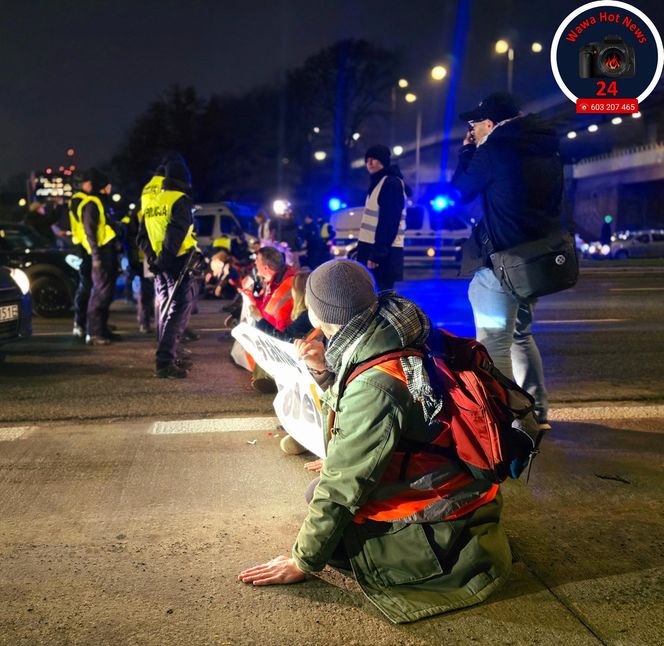 Aktywiści Ostatniego Pokolenia zablokowali Wisłostradę. Kierowcy nie wytrzymali