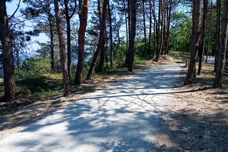 Rowerzyści kontra naturyści. Słynna naga plaża przestanie istnieć?