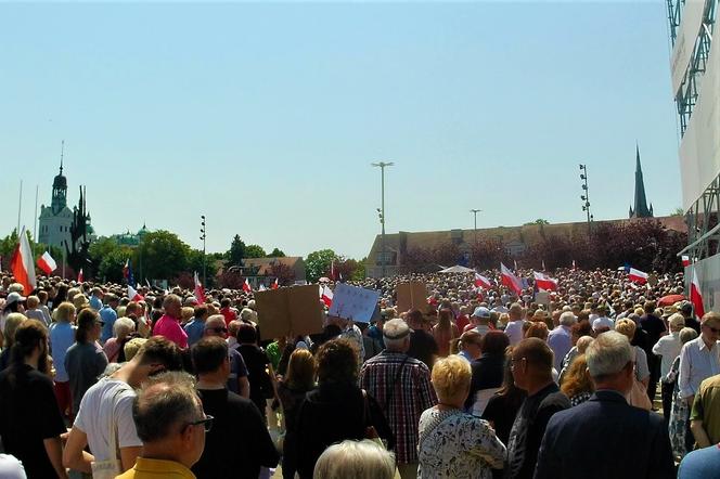 Manifestacja 4 czerwca na placu Solidarności w Szczecinie