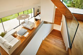 Drewniane schody nie będą śliskie, jeśli zabezpieczy się je lakierem antypoślizgowym