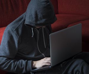 Myślał, że jest bezkarny! Wpadł przez oszustwa na BLIK. Policja pokazała, co miał na balkonie.