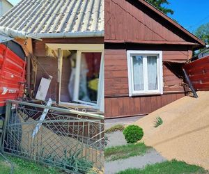Przyczepa ze zbożem wjechała w dom w Wisznicach. Kierowca nie miał uprawnień
