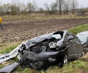 Totalna demolka pod Siedlcami. Osobówki staranowały bariery. Cztery osoby w szpitalu