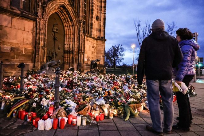 Ludzie palą znicze w Magdeburgu. Zamach na jarmarku bożonarodzeniowym