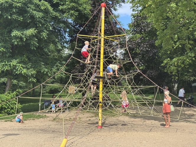 Wakacyjny patrol Eska Summer City na olsztyńskiej Plaży Miejskiej