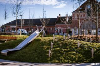 Plac imienia Olgi „Kory” Sipowicz przed dworcem w Opolu 