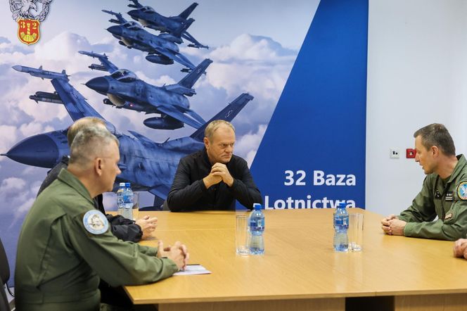 Donald Tusk w bazie lotnictwa w Łasku