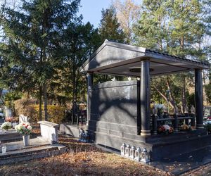 Tego grobu nikt się nie spodziewał! Zadaszenie, stół i krzesła na cmentarzu w Poznaniu