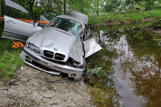 BMW wpadło do rzeki! Jedna osoba w szpitalu. Niebezpieczny wypadek koło Wągrowca