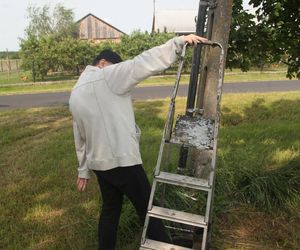 Ratował boćka na słupie, spadł z drabiny