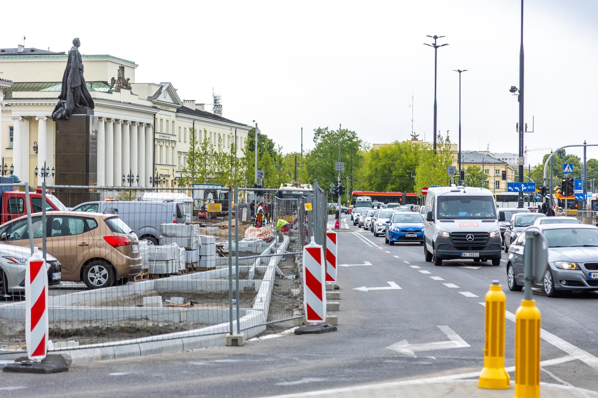 Sadzenie zieleni na placu Bankowym w maju 2025 r.