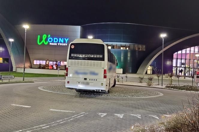 Kierowcy parkują na rondzie przy Parku Wodnym Tychy