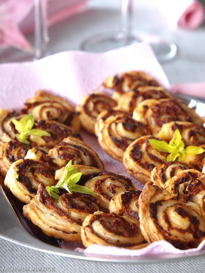 Paszteciki z suszonymi pomidorami i kozim serem