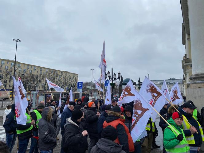 Warszawa: pracownicy MPO protestowali przed ratuszem