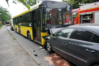 Czołowe zderzenie osobówki z autobusem miejskim