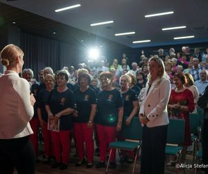 Marta Nawrocka śpiewała i gotowała z seniorami w Stalowej Woli