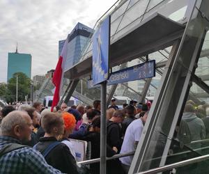 Wielkie tłumy w metrze. Policja zablokowała wejścia na Dworcu Gdańskim