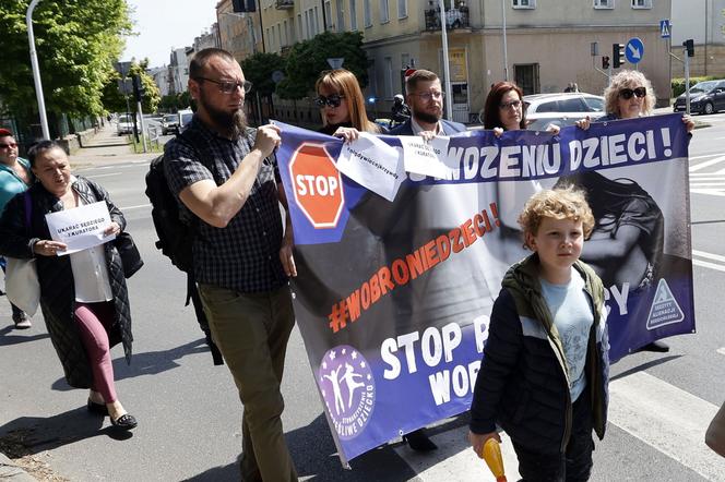 Marsz dla Kamilka w Częstochowie. Uczestnicy przeszli m.in. obok szkoły chłopca