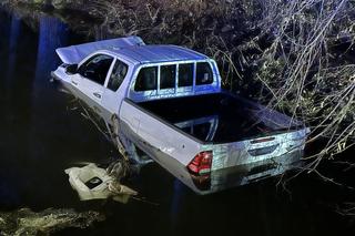 Zjechał z drogi wprost do rzeki. Jego auto postanowiło popływać w cieku wodnym
