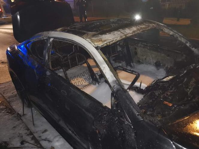 Raciąż. Luksusowe auta spłonęły przed domem! Strażacy: Podpalenie [ZDJĘCIA]