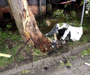 Bytom. 44-latek roztrzaskał auto na drzewie. Ford został zmiażdżony