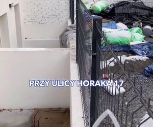 Kraków. Patodeweloperka na ul. Horaka. Balkon wybudowany pod ziemią.