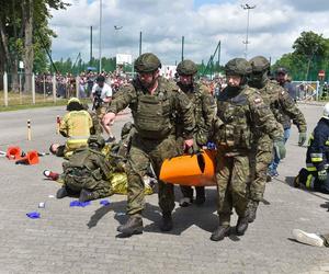 Efektowne ćwiczenia WOT w Czernikowie pod Toruniem. Scenariusz zakładał atak przeciwnika na szkołę z kilkudziesięcioma uczniami