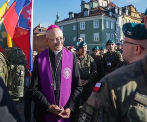 Metropolita warszawski abp Adrian Galbas z uczestnikami 45. Warszawskiej Akademickiej Pieszej Pielgrzymki Metropolitalnej na Jasną Górę
