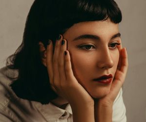 Jesienne trendy w makijażu. Te kolory na ustach i powiekach będą świetnym dopełnieniem ciepłej garderoby