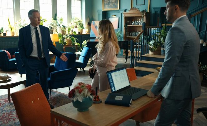 Barwy szczęścia odc. 3126. Justin (Jasper Sołtysiewicz), Oliwka (Wiktoria Gąsiewska), Henryk Kępski (Zbigniew Suszyński)